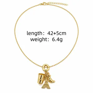 Vue détaillée du collier plaqué or avec pendentif Tour Eiffel, poids 6,4g, 42+5cm
