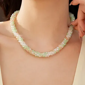 Collier de perles de verre tressées élégant avec touches vertes sur cou de mannequin