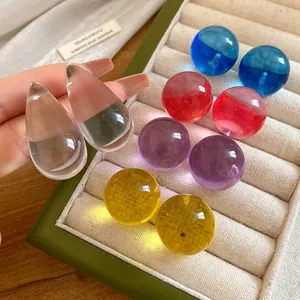 Eleganti orecchini a perno in resina fatti a mano, a goccia e tondi, in vari colori