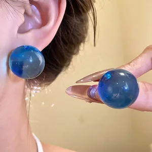 Orecchini a lobo minimalisti in resina blu traslucida con perno in argento 925.