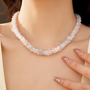 Gros plan d'un collier ras de cou élégant en perles de verre roses et claires