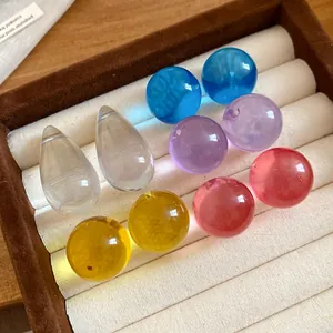 Dettaglio di orecchini a perno in resina colorata in un'elegante scatola da esposizione