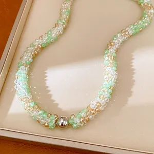 Gros plan d'un collier en perles de verre avec fermoir magnétique argenté