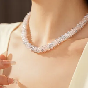 Gros plan d'un collier en perles de verre élégant aux textures facettées scintillantes