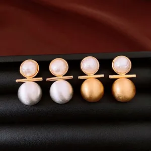 Orecchini a Bottone Tondi Geometrici Spazzolati Placcati in Oro 18k Con Perle Artificiali in Metallo di Rame Orecchini di Lusso per Donna Gioielli