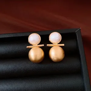 Eleganti orecchini a lobo placcati oro 18k con perla e sfera in metallo spazzolato