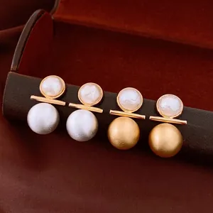 Orecchini placcati in oro 18 carati con finitura in metallo spazzolato e perle