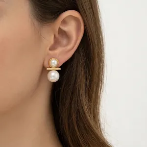 Eleganti orecchini a perno con perla placcati oro 18k dal design circolare minimal