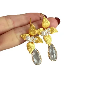 Orecchini a foglia d'oro con perle e pendenti a goccia in cristallo sfaccettato grigio.