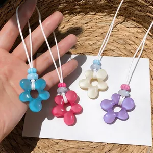 Colliers à pendentifs fleurs irrégulières en résine colorée pour le style de vacances à la plage