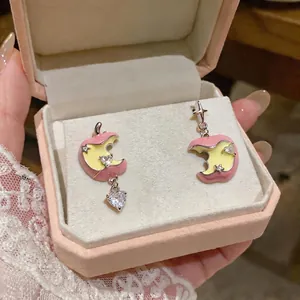 Orecchini a lobo mela morsicata rosa con pendenti a cuore e stella in zircone lucido