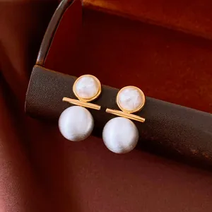Dettaglio macro di orecchini placcati oro 18k con elegante design in perle