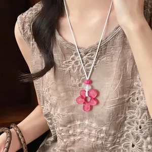 Collier fleur rose irrégulière en résine avec cordon blanc, style dopamine pour la plage