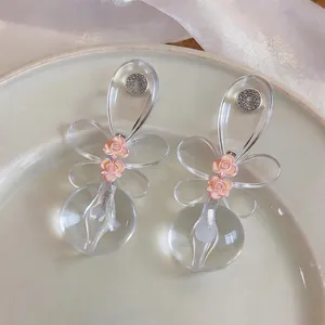 Elegantes pendientes de resina transparente de estilo coreano con rosas rosas y esferas