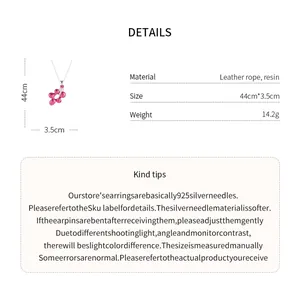 Détail montrant les dimensions et le matériau du collier fleur en résine irrégulière.