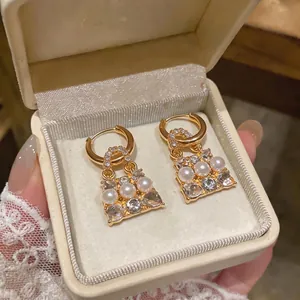 Eleganti orecchini dorati a forma di borsa con perle e cristalli in astuccio regalo