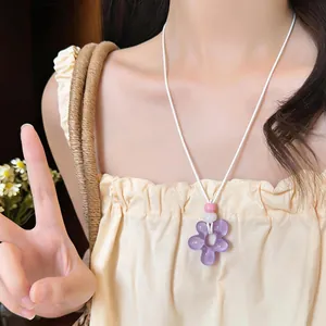Collier avec pendentif fleur en résine violette et cordon blanc pour look de plage