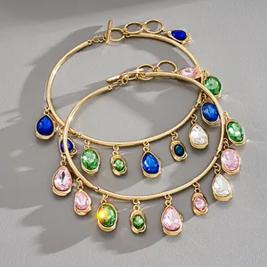 Detailansicht eines Vintage-Gold-Chokers mit Tropfenkristallen und OT-Verschluss.
