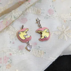 Orecchini a mela rosa stile dopamina con eleganti accenti in zircone a cuore e stella