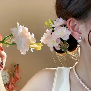 Elegante fermaglio per capelli in fiori di stoffa fatti a mano con petali rosa per donne