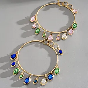 Detailansicht goldene Halsreifen-Halskette mit bunten Kristallanhängern in Tropfenform.