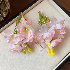 Eleganti fermagli per capelli con fiori in tessuto rosa in una scatola vintage regalo
