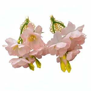 Squisite mollette per capelli a fiori in tessuto rosa con dettagli realistici oro