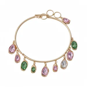 Elegante goldfarbene Halskette mit OT-Verschluss und rosa sowie grünen Kristallanhängern