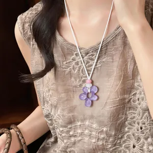 Collier pendentif fleur en résine violette avec cordon blanc pour style de vacances d'été.