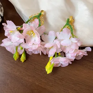Primo piano di eleganti fermagli per capelli con fiori in tessuto rosa e becco d'anatra