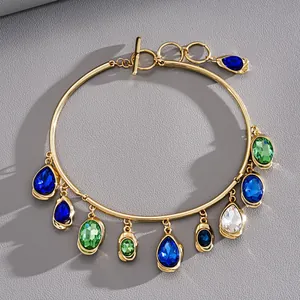 Detailansicht eines goldenen Vintage-Halsreifs mit bunten Tropfenkristallen und OT-Verschluss.