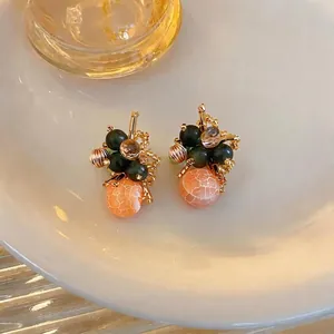 Eleganti orecchini a perno in argento con cluster di fiori in vetro e perle arancio