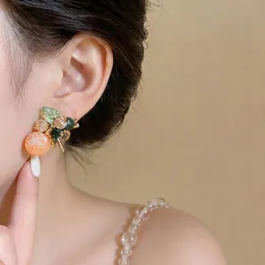 Orecchini a lobo unici con fiori di vetro fatti a mano e dettagli di perle colorate