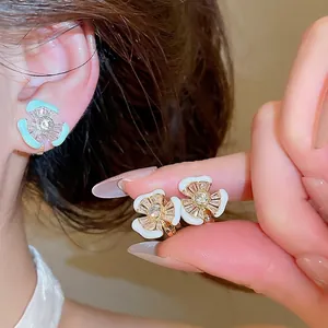 Elegante 18k vergoldete Zirkonia Emaille Blumen-Ohrclips für Ohren ohne Ohrlöcher
