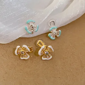 Elegante mit 18 Karat Gold überzogene Zirkon Blumen-Ohrclips in Minzgrün und Weiß