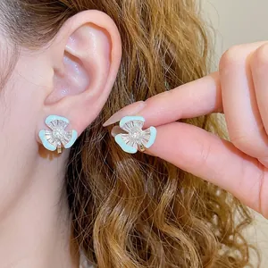 Elegante hellblaue Emaille-Blumen-Clip-Ohrringe mit Zirkonia in 18 Karat Vergoldung
