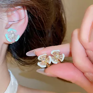 Detailansicht der 18 Karat vergoldeten Blumen-Clip-Ohrringe mit Zirkonia und Emaille