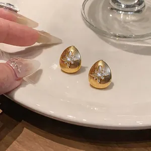 Élégantes boucles d'oreilles puces goutte dorées 18k avec motif étoile brillant en zircone