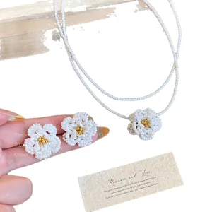 Elegante set di gioielli con collana e orecchini in perline di camelia fatti a mano per donna