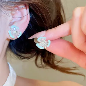 Detailansicht eleganter 18 Karat vergoldeter Zirkonia-Blumen-Ohrclips für Ohren ohne Löcher