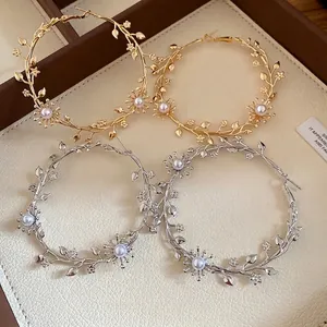 Klassische Creolen in Astform mit Perlen und Blumen in Gold- und Silberausführung
