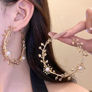 Elegante Vintage goldene Zweig Creolen mit Blumenakzenten und weißen Kunstperlen