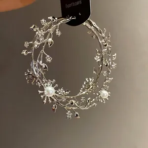 Klassische Creolen in Astform mit edlen Perlen und Blumendetails für Damen in Silber