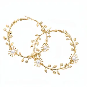 Elegante goldene Vintage Zweig Creolen mit weißen Perlen und kleinen Blumenkristallen