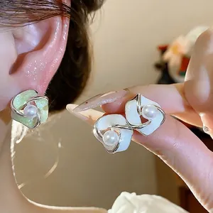 Eleganti Orecchini a Bottone a Fiore Intrecciato In Rame Con Perla Artificiale E Perno In Argento Sterling 925 Da Donna