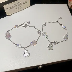 Bracelet hulu élégant en nacre avec zircons étincelants de style chinois moderne