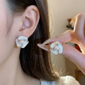 Orecchini a fiore in smalto bianco con perle, orecchini a lobo eleganti per donna