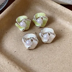 Eleganti orecchini a perno a fiore contorto con perle in argento 925, verde e bianco