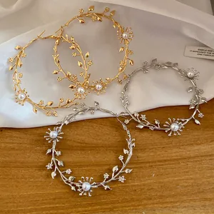 Detail von Vintage-Zweig-Reifenohrringen mit Perlen und floralem Design