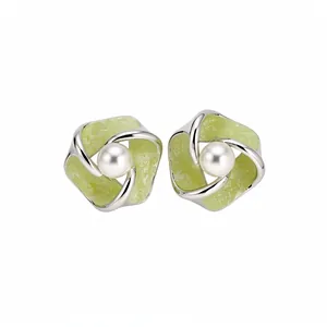 Eleganti orecchini a perno a fiore in smalto verde con perle e aghi in argento puro